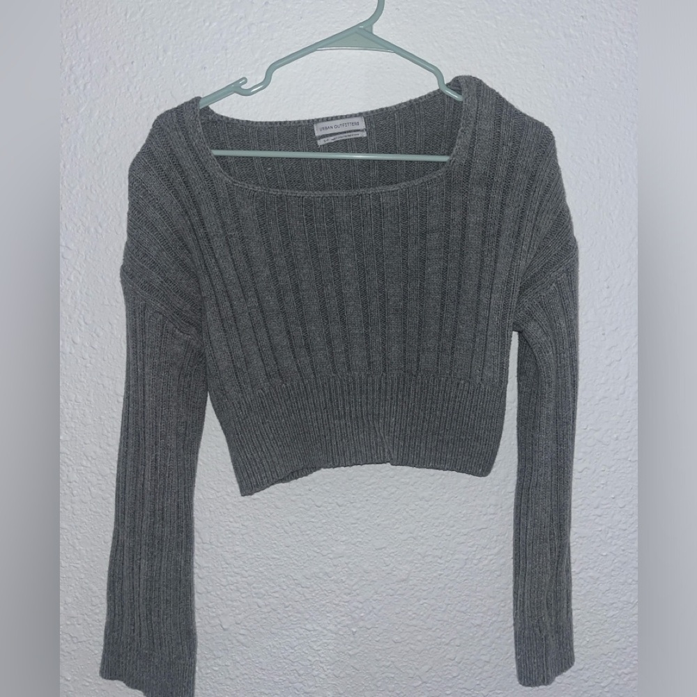 Gray Urban Outfitters Sweater. Cropped with wide sleeves. Size Small.